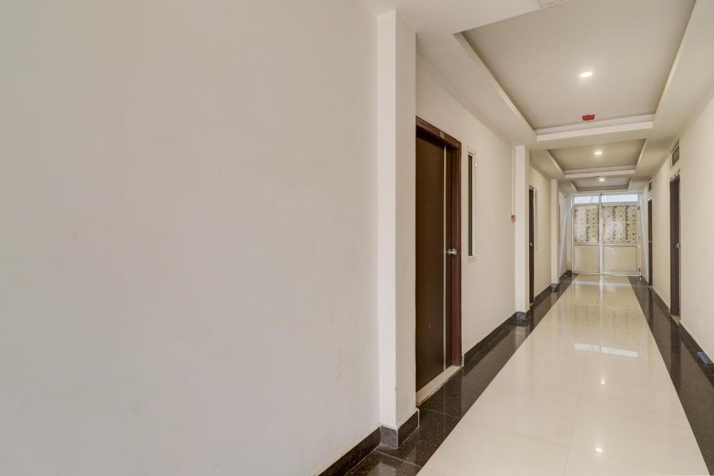 海得拉巴的住宿－Mr Dwell Hotel，白色墙壁和白色地板的建筑走廊