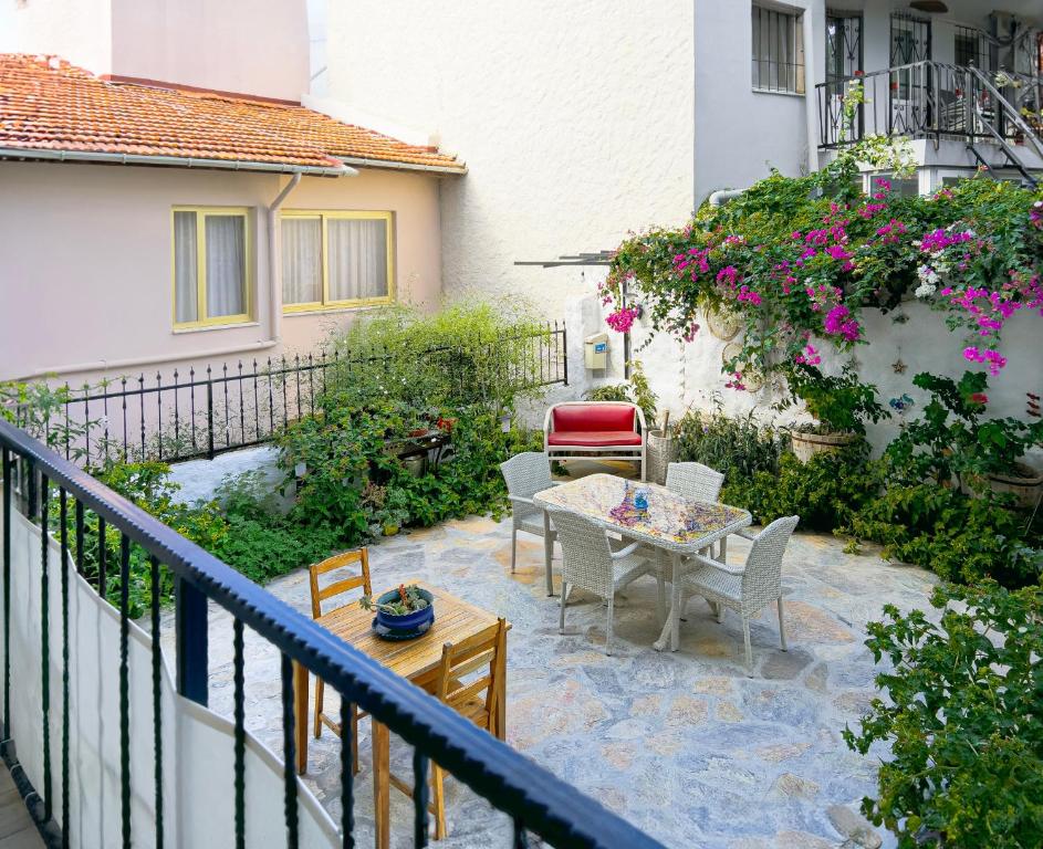 A garden outside Azize Palas Apart Otel