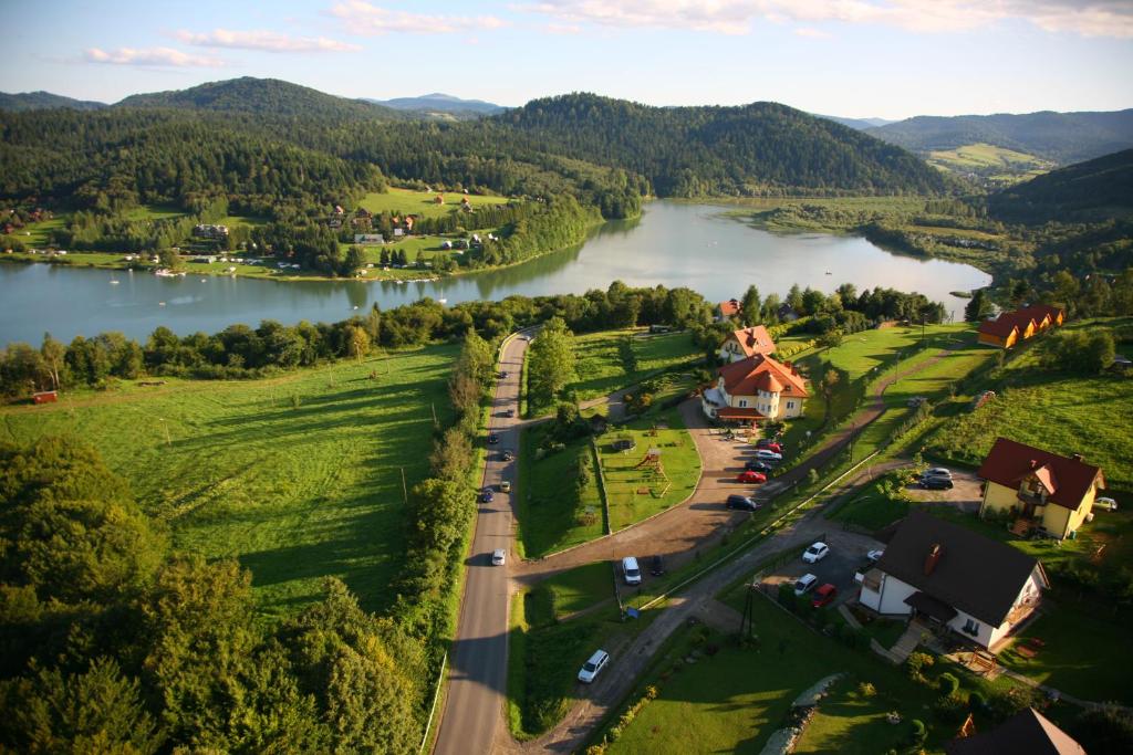 - une vue aérienne sur une rivière et une maison dans l'établissement Belweder Bieszczady, à Wołkowyja