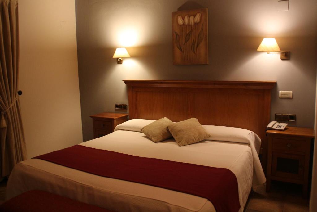 Postel nebo postele na pokoji v ubytování Hotel & SPA Peña Montañesa