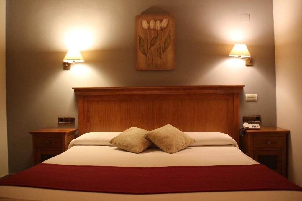 Postel nebo postele na pokoji v ubytování Hotel & SPA Peña Montañesa