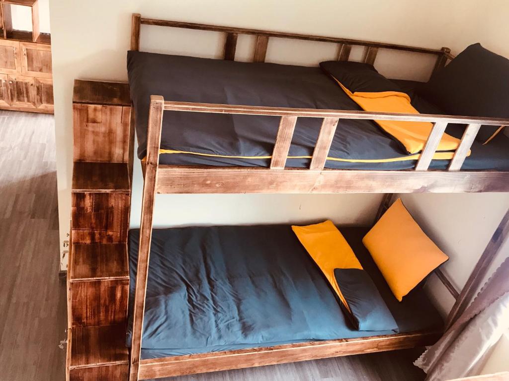 Giường trong phòng chung tại May House Dalat
