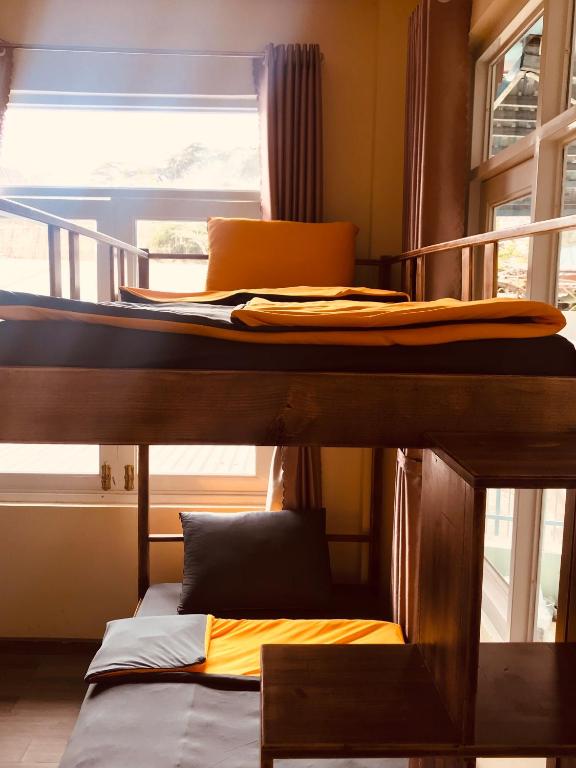 Giường trong phòng chung tại May House Dalat