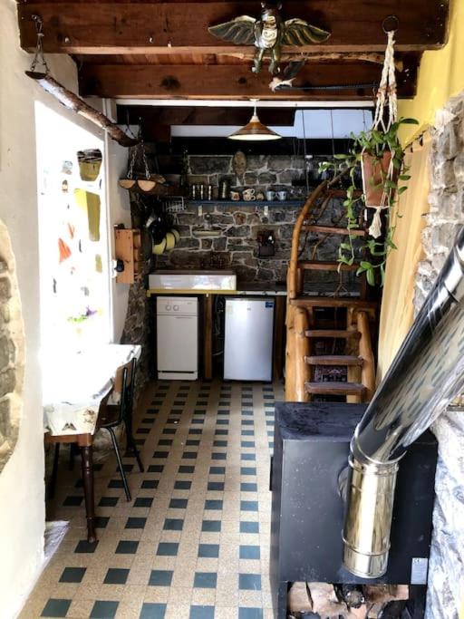 Kitchen o kitchenette sa Une Tiny House en Aveyron