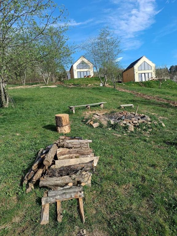 Um jardim no exterior de Domki RESET