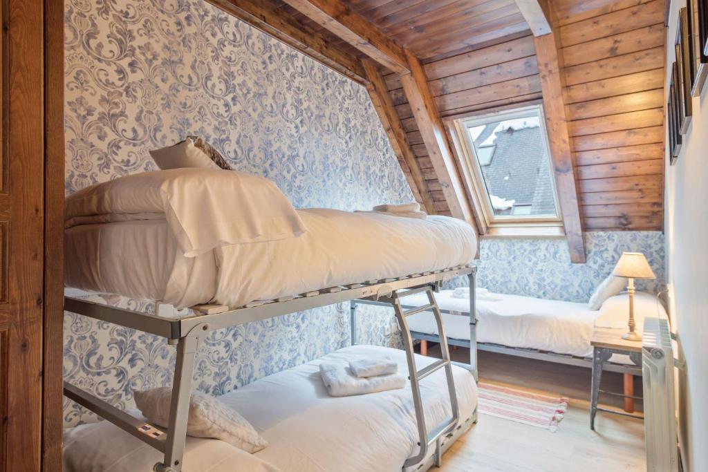 Postel nebo postele na pokoji v ubytování Luderna - Dúplex Val de Ruda C10 Estanh Redond