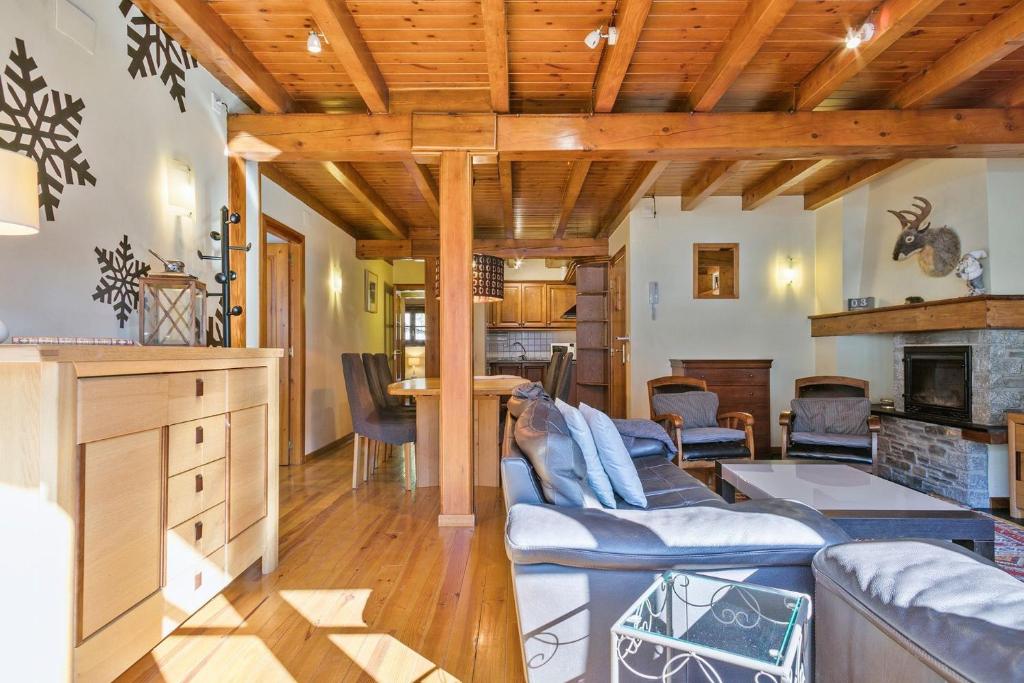 a living room with a couch and a table at Luderna - Apartamento Dera Drosera in Gessa