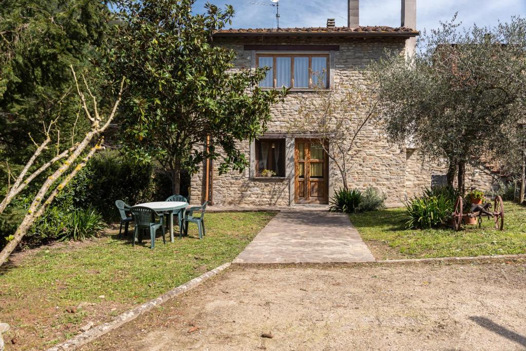 uma casa de pedra com uma mesa no quintal em Agriturismo Il Ponte em Vicchio