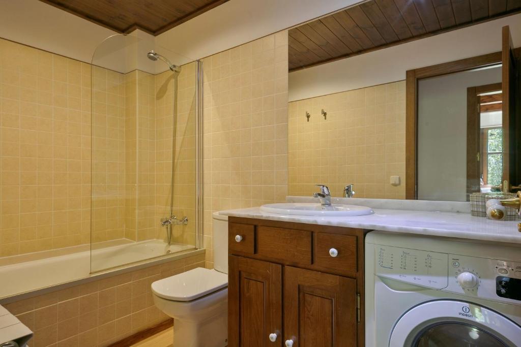 Kúpeľňa v ubytovaní Luderna - Apartamento Val de Ruda B21 Blanhiblar