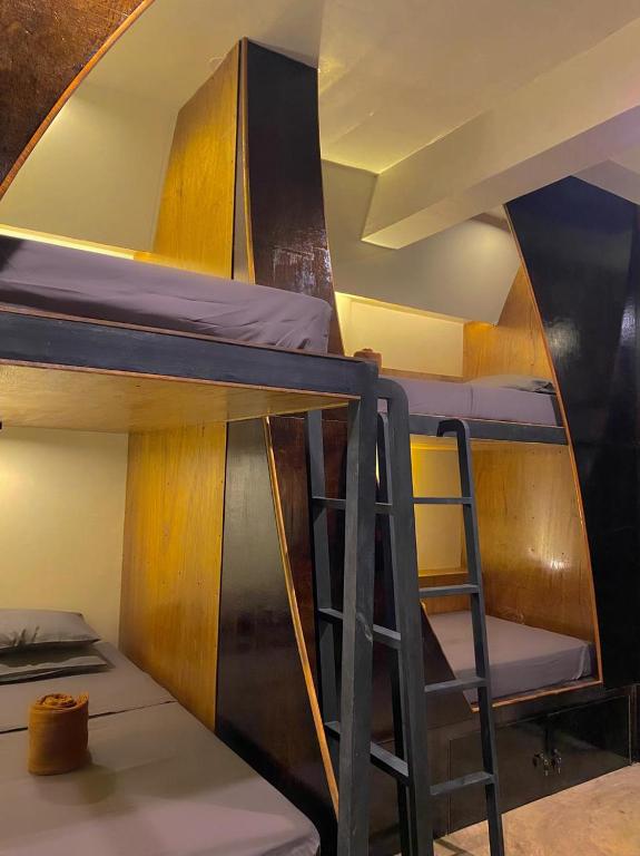 Palanda nebo palandy na pokoji v ubytování Mojo Hostel