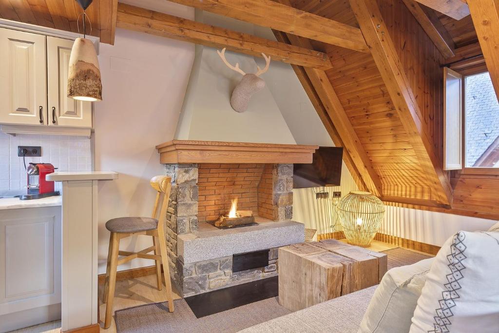 una sala de estar con chimenea en una casa en Luderna - Casa Eth Farrow I en Vielha