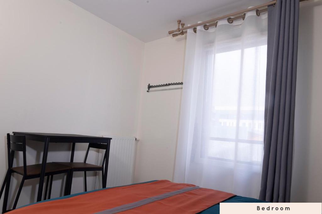 Postel nebo postele na pokoji v ubytování Cosy CoLiving space near Paris