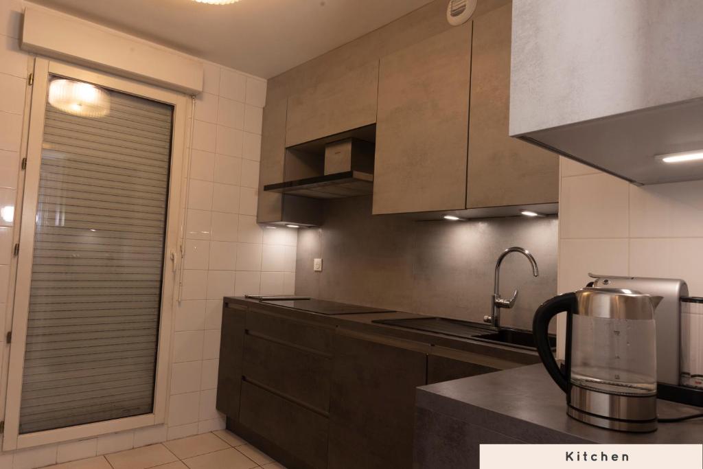 Kuchyň nebo kuchyňský kout v ubytování Cosy CoLiving space near Paris