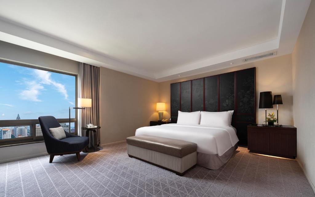 Postel nebo postele na pokoji v ubytování Jinling Hotel