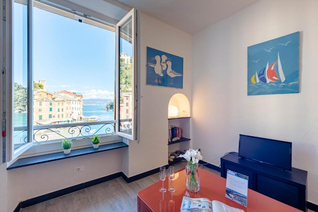 Televisyen dan/atau pusat hiburan di Portofino Apartment Sea View Dream - Happy Rentals