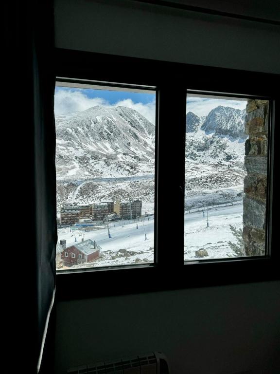 Vista generica sulle montagne o vista sulle montagne dall'interno dell'appartamento