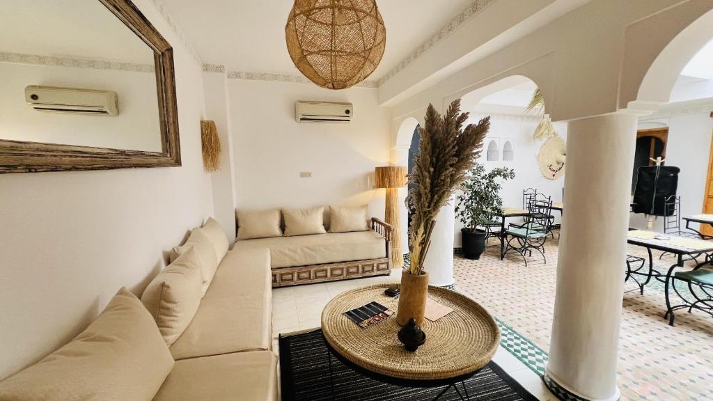 sala de estar con sofá y mesa en Riad Sarah Sabrina, en Marrakech