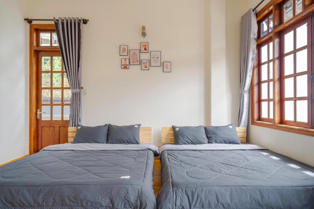 Giường trong phòng chung tại May House Dalat