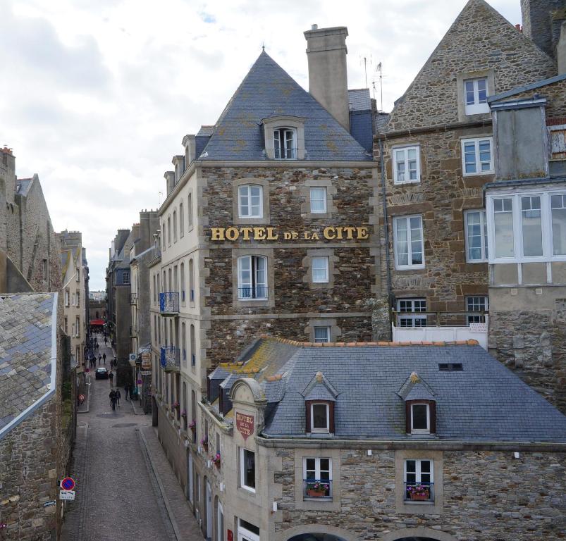 un bâtiment de la ville avec un panneau sur celui-ci dans l'établissement Hôtel de la Cité, à Saint-Malo