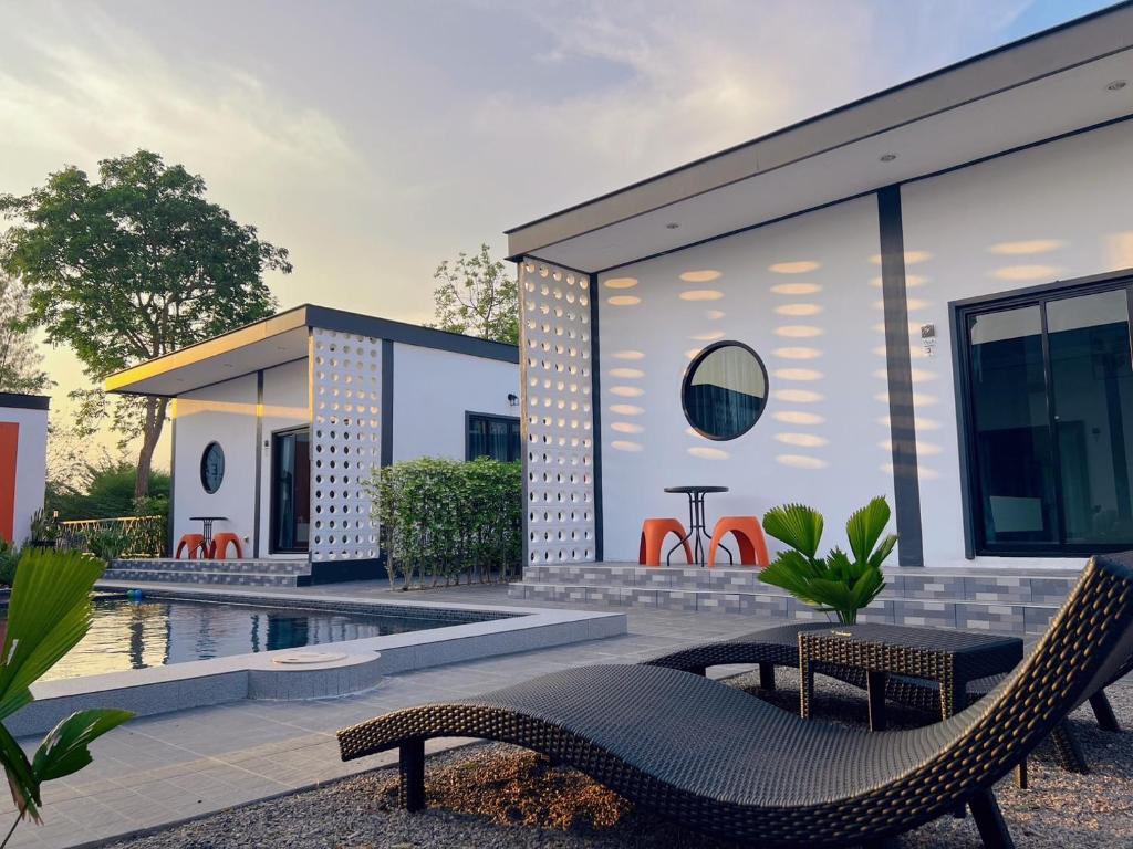 una ricostruzione di una casa con piscina di B.leaf villa บีลีฟ วิลล่า a Petchaburi