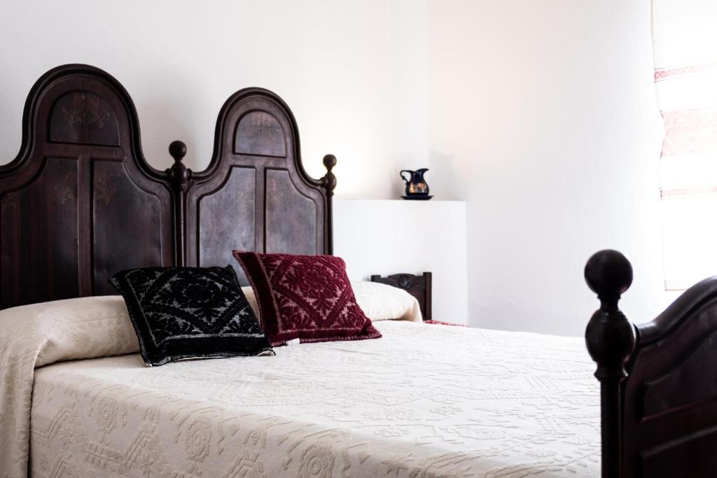 Sa Burra Guest House في Gadoni: غرفة نوم عليها سرير ووسادتين