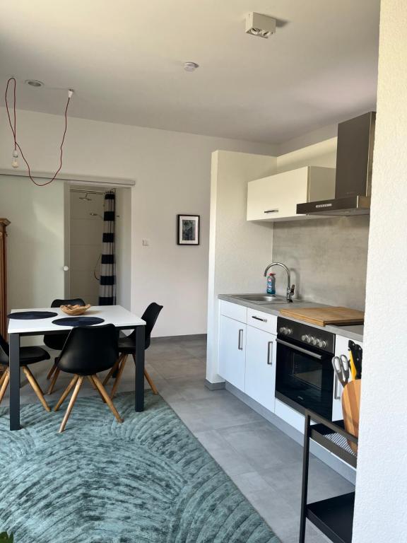 a kitchen with a table and a dining room at Modernes Tiny Appartement in Lage in Lage