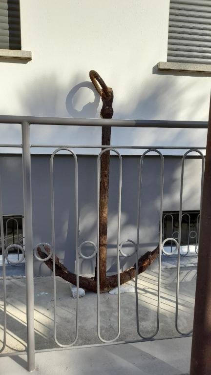 波爾托格魯阿羅的住宿－Villa Cecilia，雪中船上的金属栏杆