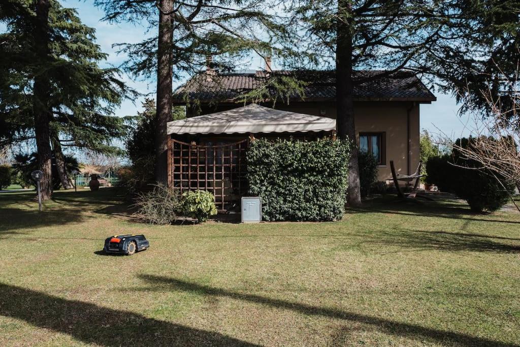 Une voiture de jouets assise dans l'herbe devant une maison dans l'établissement Casa Dalla Nita, à San Vito Rimini
