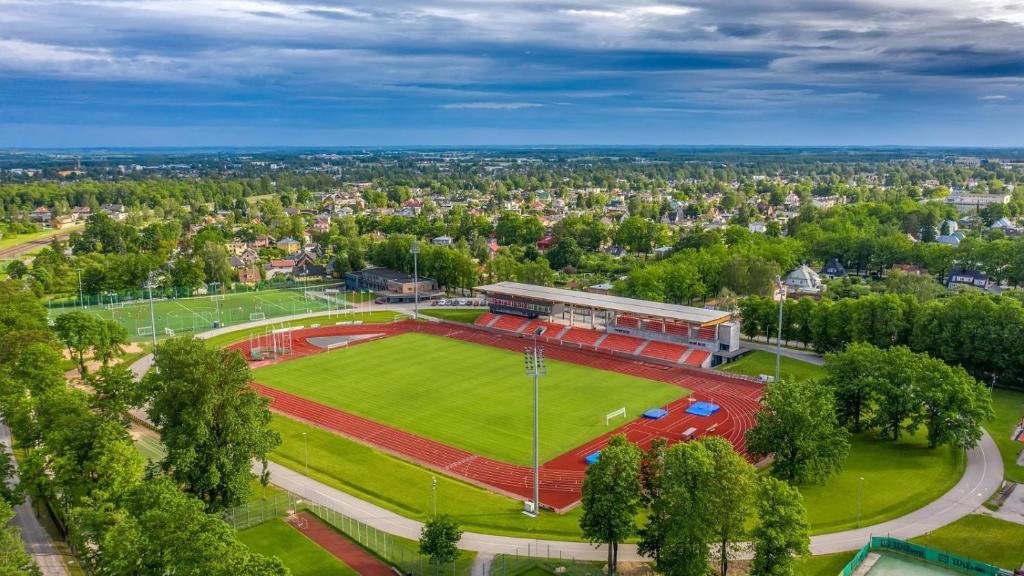 eine Luftansicht eines Parks mit Fußballfeld in der Unterkunft Tamme staadioni hostel in Tartu