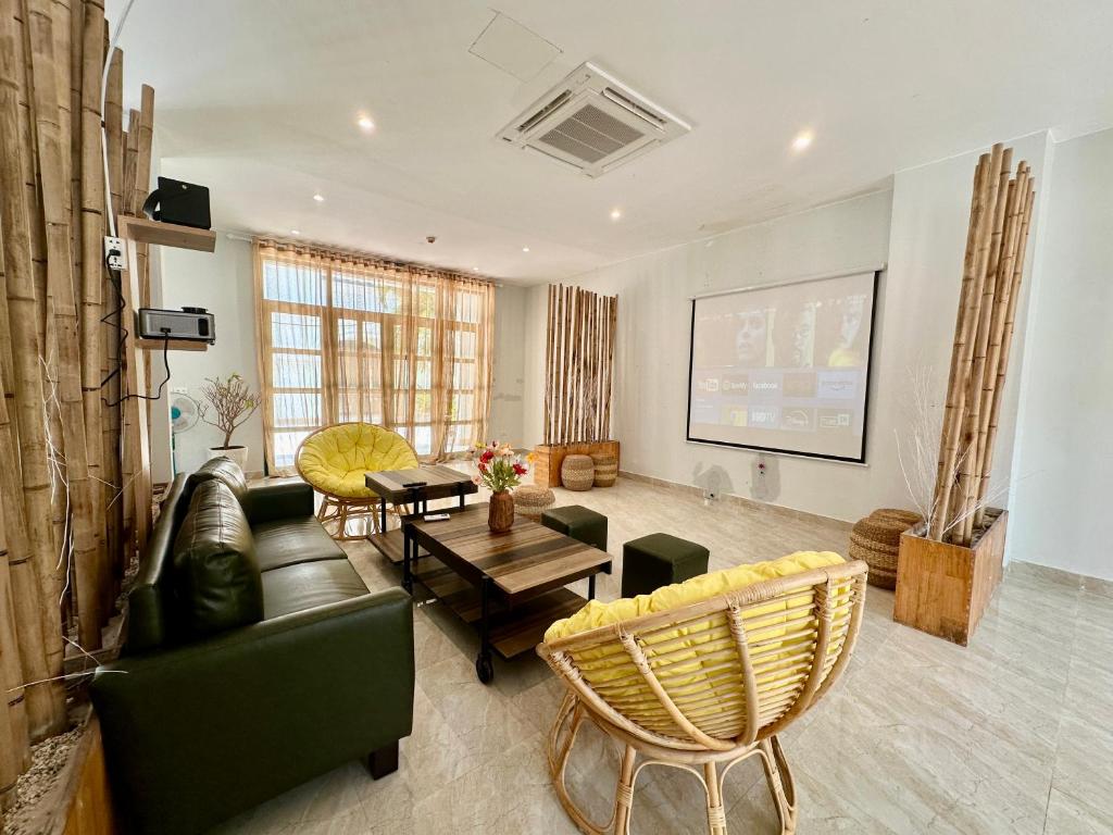 een woonkamer met een bank en een tafel bij 8BR West coast Phu Quoc townhouse by beach and shared swimming pools in Phu Quoc