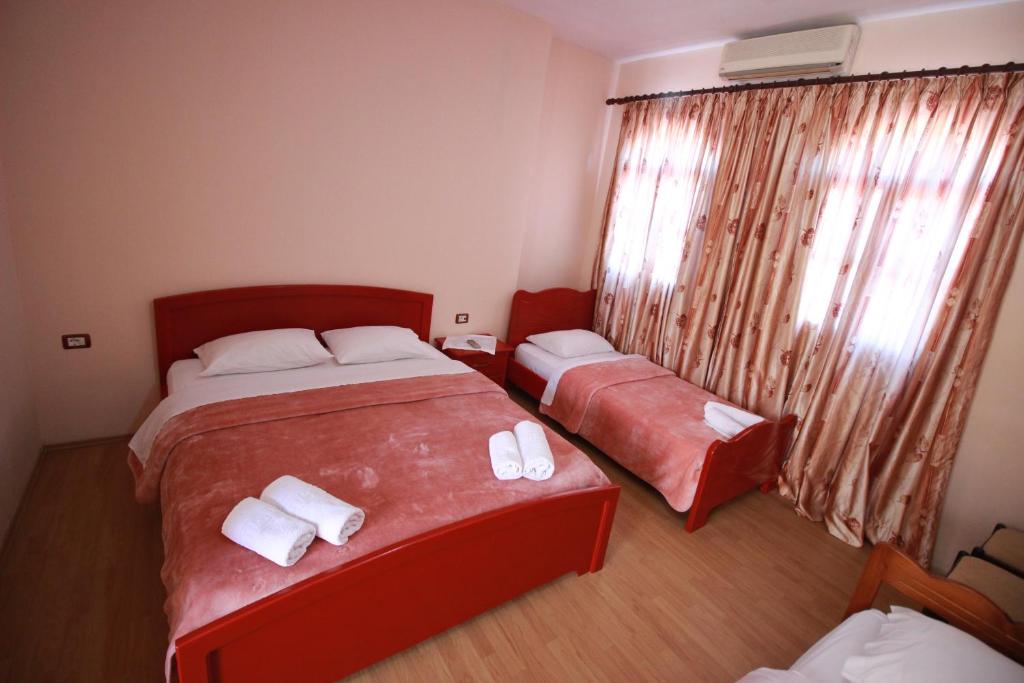 Postel nebo postele na pokoji v ubytování HOTEL RESTORANT VIKTORIA