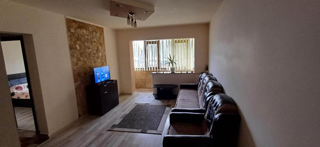 salon z kanapą i telewizorem w obiekcie Apartament sat vacanța Mamaia-Constanta w Konstancy