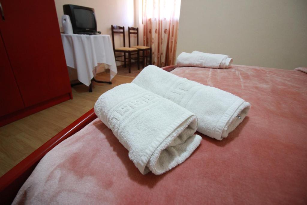 Postel nebo postele na pokoji v ubytování HOTEL RESTORANT VIKTORIA