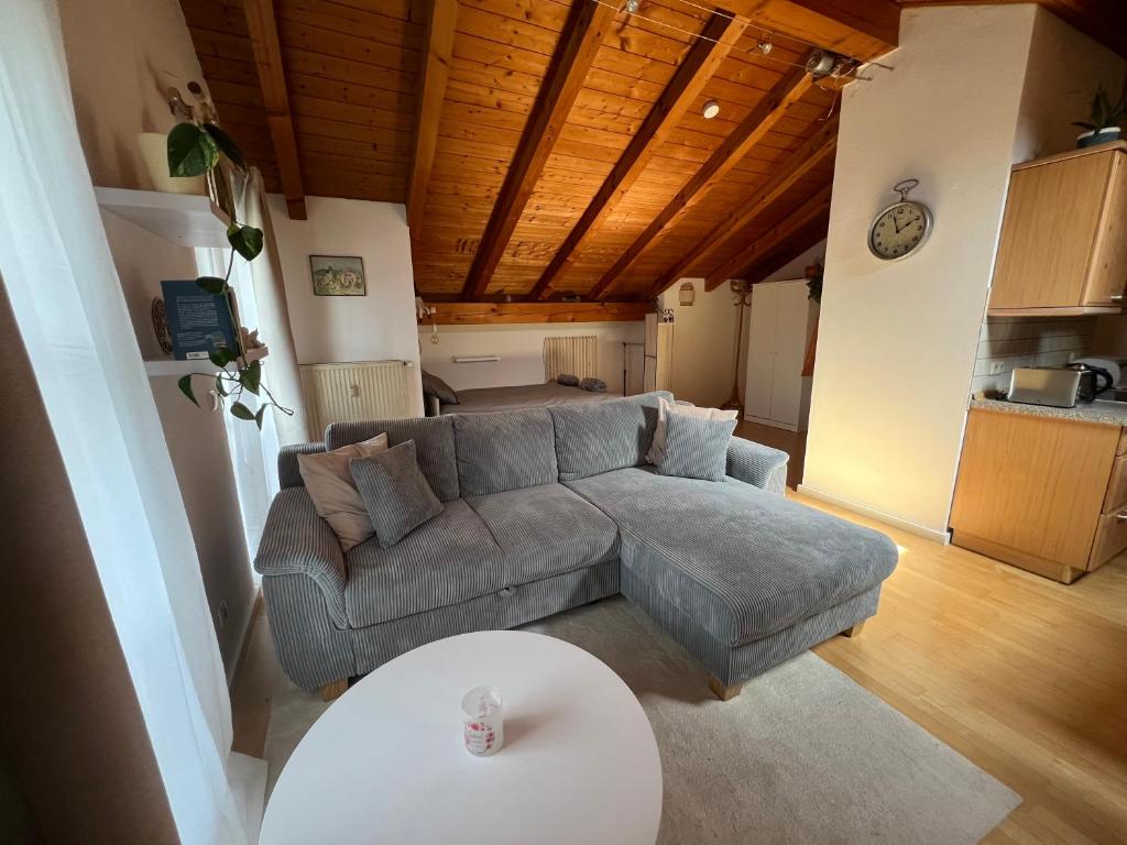 - un salon avec un canapé et une table dans l'établissement Gemütliche Dachgeschosswohnung mit Balkon, à Ainring