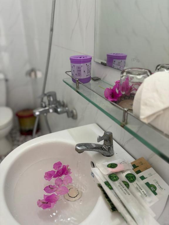 Phòng tắm tại Good Morning Hoi An Homestay and Hostel
