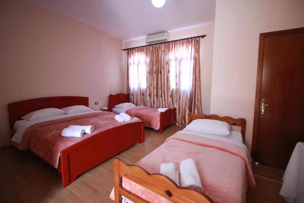 Postel nebo postele na pokoji v ubytování HOTEL RESTORANT VIKTORIA