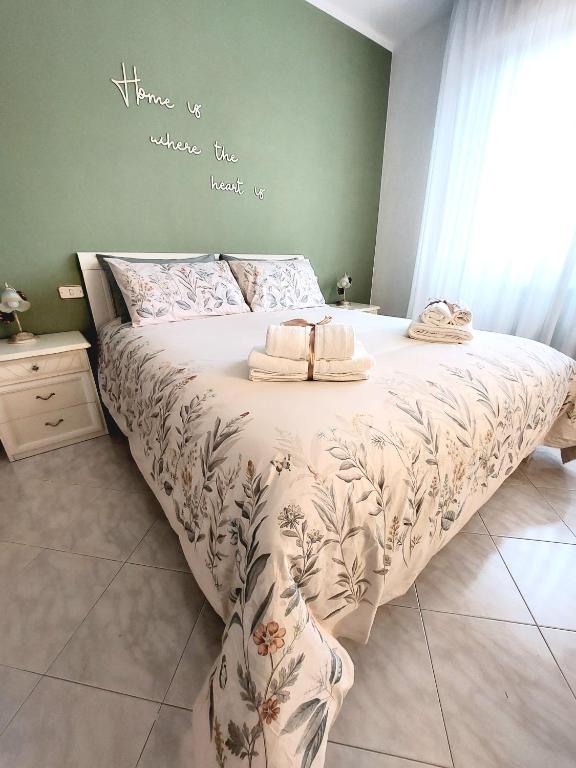 a bedroom with a bed with towels on it at Rosa d' Inverno in Piancastagnaio