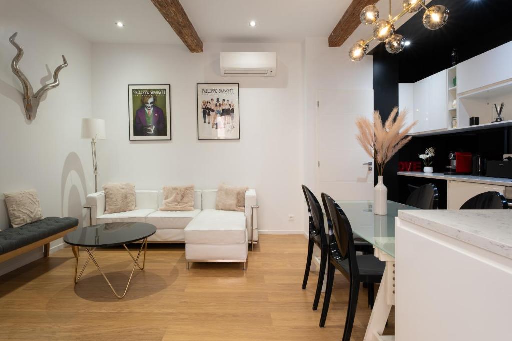 un salon avec une table et un canapé dans l'établissement Le Yona Mirabeau - Appartement T3 Atypique situé dans le centre ville historique - proche Rotonde, à Aix-en-Provence