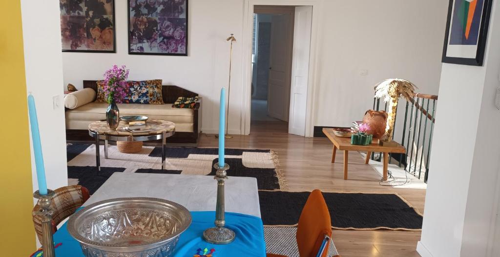 un salon avec une bougie bleue sur une table dans l'établissement maison Rulman, à Nîmes