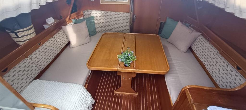 una mesa de madera y 2 sillas en un barco en Juangie Home, en Valencia
