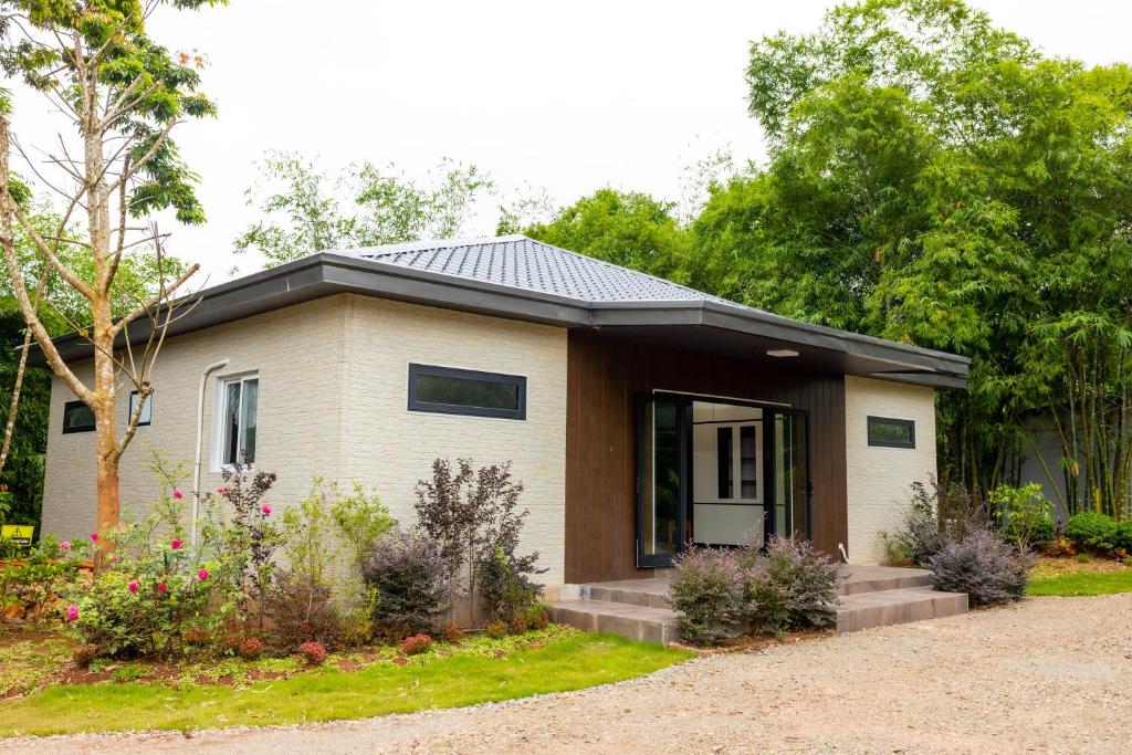 una pequeña casa con un jardín frente a ella en Halo Retreat, en Hòa Bình