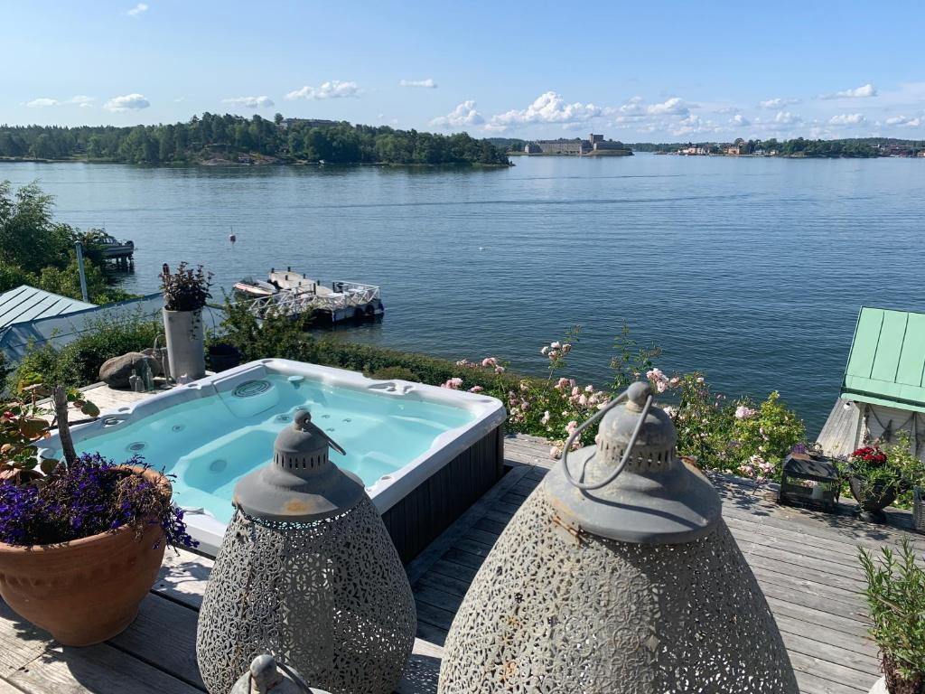 wanna z hydromasażem na tarasie z widokiem na jezioro w obiekcie Stockholms skärgård w mieście Vaxholm