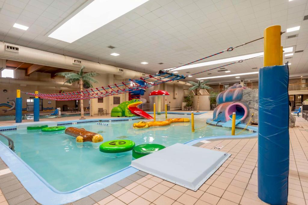 a large indoor pool with a water park at Best Western Plus Ramkota Hotel in Sioux Falls