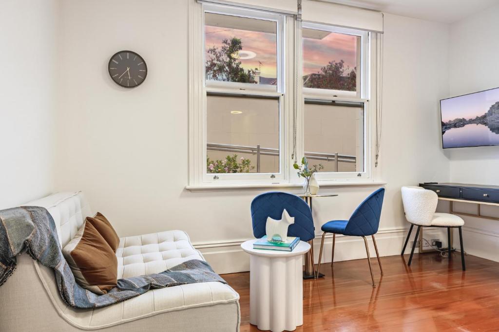 a living room with a couch and two chairs at Stylish Studio near the City Centre in Sydney
