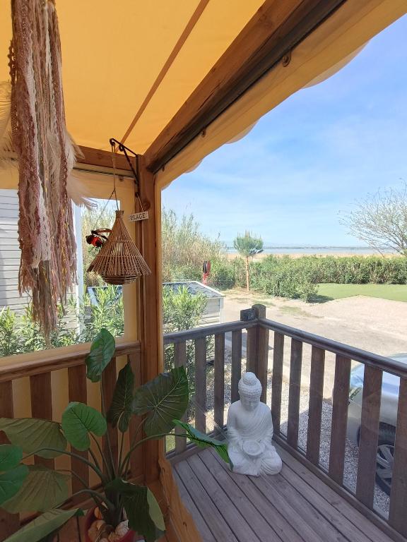 uma vista do alpendre de uma casa em Mobil home 3 chambres avec vue sur l'étang - 4* em Canet-en-Roussillon