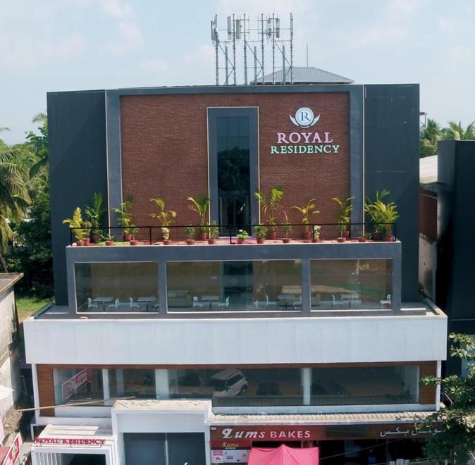 ROYAL RESIDENCY في Kānnangād: مبنى عليه نباتات