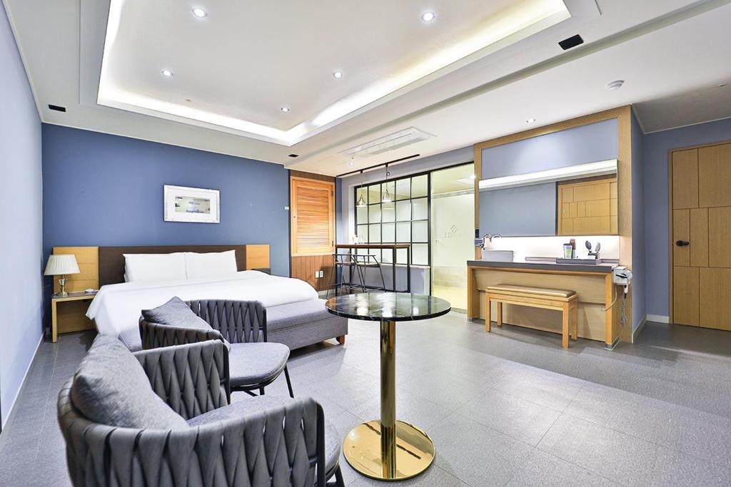 Postel nebo postele na pokoji v ubytování Seomyeon IB Hotel