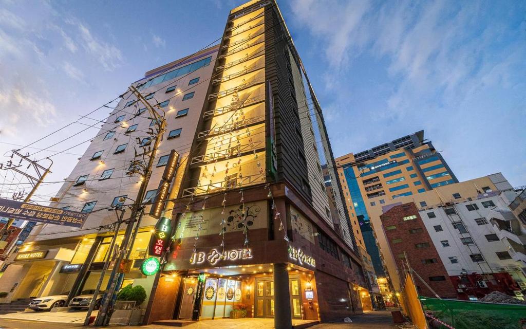 um edifício alto na esquina de uma rua da cidade em Seomyeon IB Hotel em Busan
