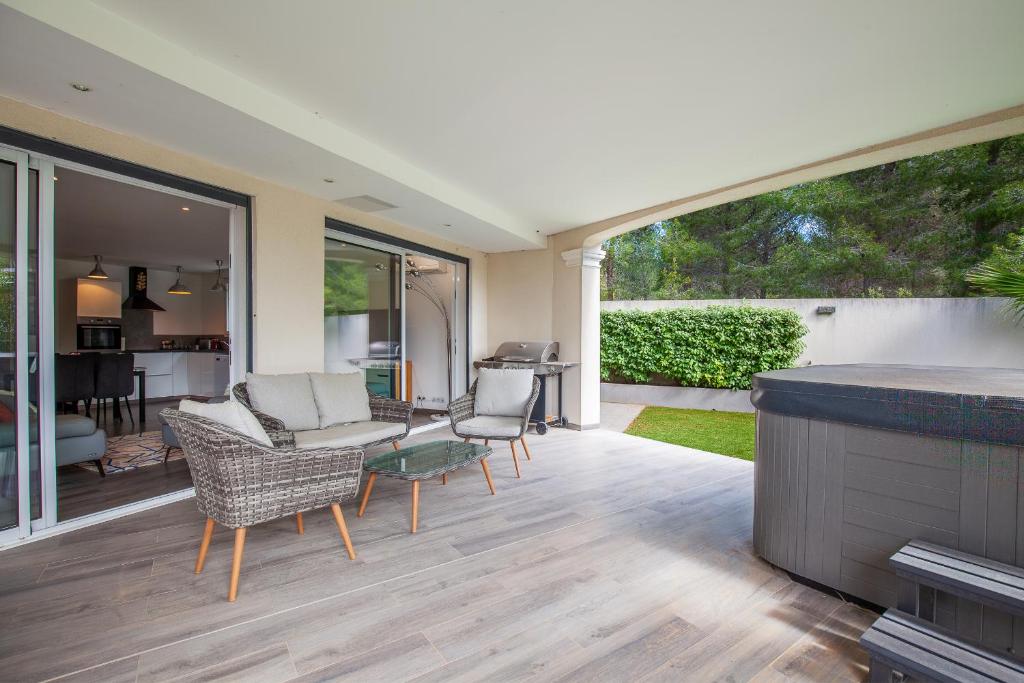 un salon avec un canapé et des chaises dans l'établissement Havre de paix 500m de la mer, à Sausset-les-Pins