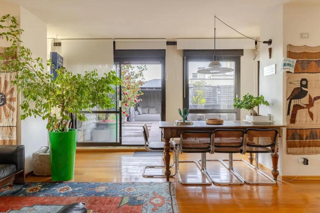 uma sala de estar com uma mesa e algumas cadeiras em Palladio 20 Loft and Terrace em Verona